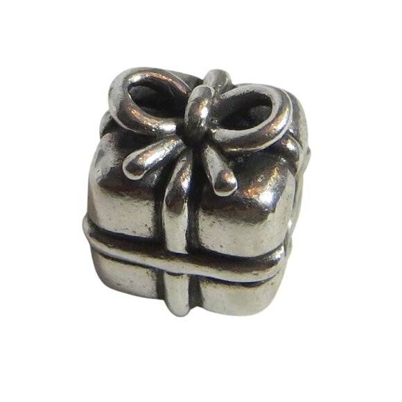 Pandora Christmas Wrapped Present Sterling Silver .925 Charm 790300 - Picture 1 of 6